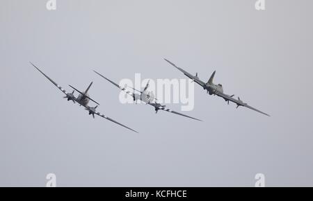 Boeing B-17 Flying Fortress et deux avions Douglas C-47 Skytrain volant en formation à Duxford 2017 Spectacle aérien de la bataille d'Angleterre Banque D'Images