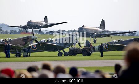 Deux Douglas C-47A Skytrain aéronefs atterrissant sur l'Aérodrome de Duxford Banque D'Images