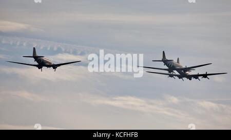 Boeing B-17 Flying Fortress et deux avions Douglas C-47 Skytrain volant en formation à Duxford 2017 Spectacle aérien de la bataille d'Angleterre Banque D'Images