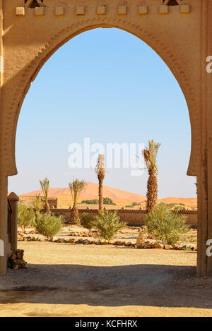 Vue de l'Erg Chebbi dunes de sable dans le Sahara de arch. Merzouga, Maroc Banque D'Images