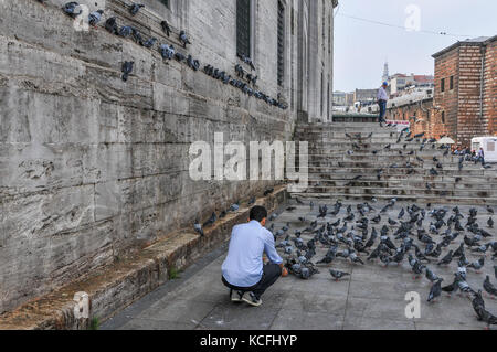 Nourrir les pigeons à Eminönü, Istanbul, Turquie Banque D'Images
