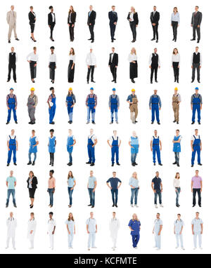 Ensemble de personnes avec diverses professions standing against white background Banque D'Images