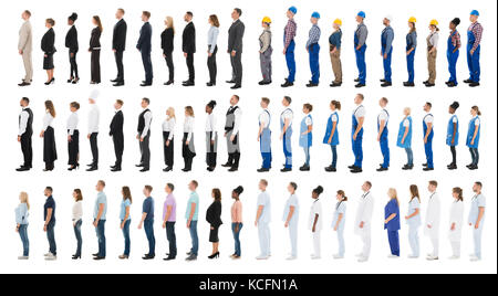 Collage de personnes avec différentes professions se tenant dans la ligne against white background Banque D'Images