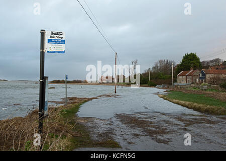 A149 coast road à Salthouse sur North Norfolk Coast inondée après vendredi 13 janvier 2017 poussée de la mer du Nord Banque D'Images