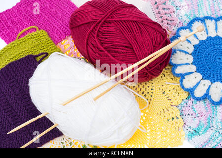 Écheveaux de fil et des aiguilles pour la couture en tricot Banque D'Images
