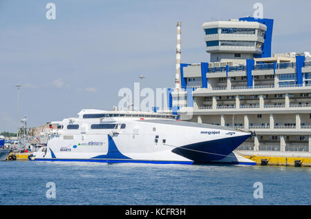Port du Pirée, Grèce - Mai 30, 2017 : Portugais ferry exploité par Atlanticoline ancré au port du Pirée au ministère de Mari Banque D'Images