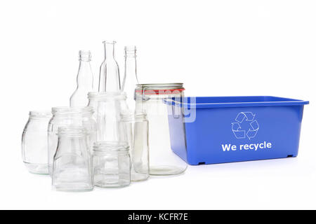 Pots et bouteilles en verre transparent en plastique bleu et blanc avec bac d'élimination réutilisent le over white Banque D'Images