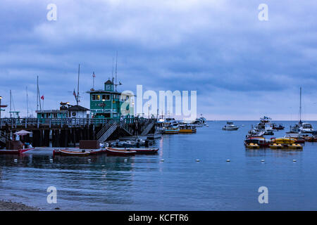 Lever tôt le matin du port d'avalon seascape, à la jetée vers le vert avec les petites embarcations amarrés au quai, nuages, moody ciel du matin Banque D'Images