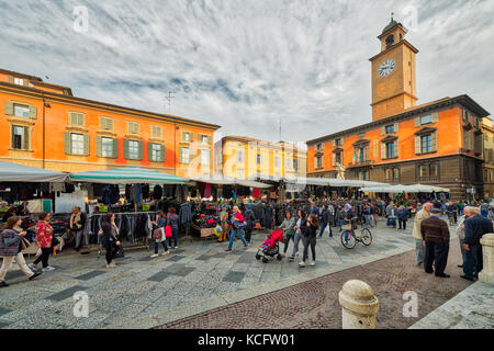 Marché hebdomadaire de rue sur la place principale de Reggio Emilia en Italie Banque D'Images