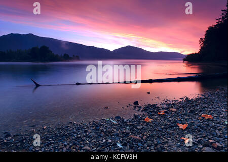 Lake Cowichan lever du soleil de l'île de Vancouver, BC, Canada Banque D'Images