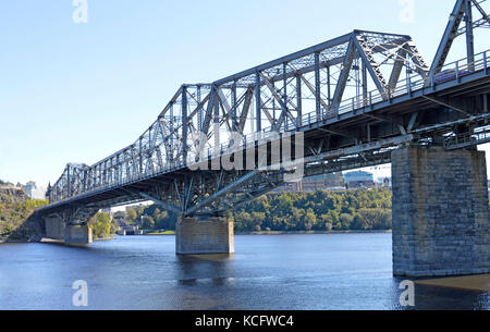 L'ancienne Alexandrie pont sur Ottawa et Gatineau au Canada sous le soleil d'après-midi de septembre Banque D'Images