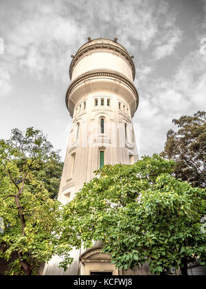 Belle photographie du château d'eau château d'eau de Montmartre à Paris, France avec la structure d'encadrement des arbres verts et gris ciel nuageux au-dessus Banque D'Images