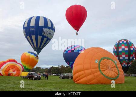 Ballons à air chaud gonflés et en train de partir de la Knavesmire York, Royaume-Uni Banque D'Images