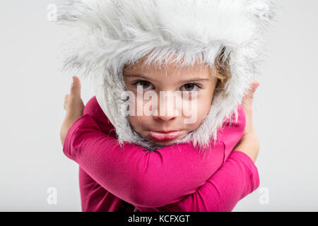 Portrait de preteen girl wearing cap hiver moelleux de bouder l'expression visage Banque D'Images