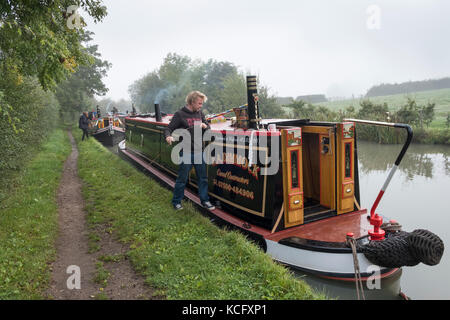 L'équipe d'un groupe de trois narrowboats traditionnels se préparent à partir pour l'Ashby de la Zouche canal, près de Stoke Golding. Banque D'Images