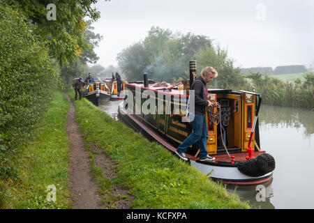 L'équipe d'un groupe de trois narrowboats traditionnels se préparent à partir pour l'Ashby de la Zouche canal, près de Stoke Golding. Banque D'Images