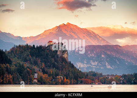 Le lac de Bled en Slovénie, pittoresque et ville au coucher du soleil. vue imprenable sur le lac de Bled, island, église et château avec de montagnes (vrtaca begunjscic, ADAC, Banque D'Images