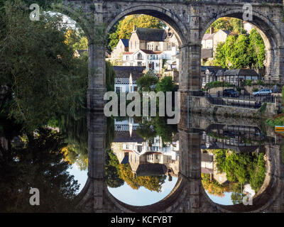 Viaduc ferroviaire au-dessus de la rivière Nidd se reflète dans l'eau À Knaresborough North Yorkshire England Banque D'Images