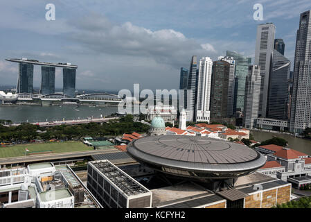 Les trois tours du luxueux Marina Bay Sands Hotel sur Marian Bay et le quartier financier de Singapour. Le toit en forme de disque est la Cour suprême Banque D'Images