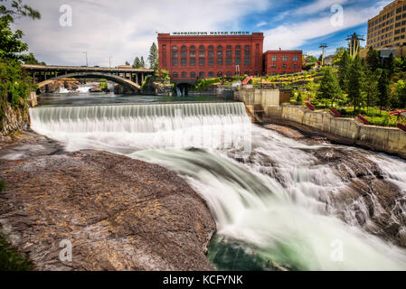 Chutes et l'eau washington énergie bâtiment le long de la rivière Spokane Banque D'Images