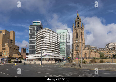 L'hôtel Mercure Hotel la tour de l'Atlantique de Liverpool et de l'église notre dame et saint Nicolas, Liverpool, Royaume-Uni Banque D'Images