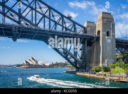 L'Australie, New South Wales, Sydney Harbour, Dawes, Point de vue sur le sud de pylônes du pont du port de Sydney dans le contexte de la Sydney O Banque D'Images