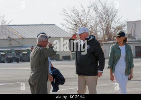 Le Président américain Donald Trump et la Première Dame Melania Trump sont accueillis par l'US Air Force Le Colonel Raymond Figueroa Banque D'Images