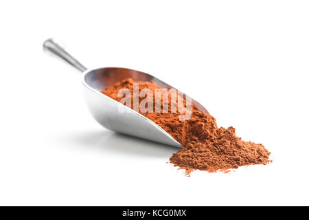 Poudre de cacao savoureux en écope isolé sur fond blanc. Banque D'Images