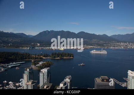 Amérique du Nord, Canada, Colombie-Britannique, Vancouver, high angle view of Vancouver, montrant le parc Stanley. Waterfront et le quartier du port. Croisière de célébrité Banque D'Images