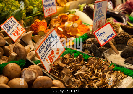 Des légumes frais pour la vente au Public Market Center farmers market le marché de Pike Place à Seattle Washington Banque D'Images