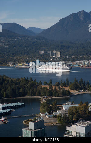 Amérique du Nord, Canada, Colombie-Britannique, Vancouver, high angle view of Vancouver, montrant le parc Stanley. Waterfront et le quartier du port. Croisière de célébrité Banque D'Images