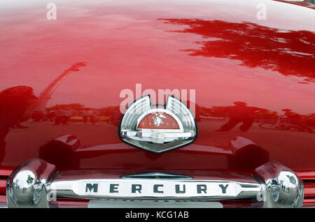 Réunion des voitures américaines classiques, par les rues de Torrejon de Ardoz (Madrid - Espagne). retour zone de ford mercury rouge Banque D'Images