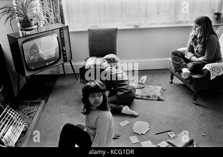 Enfants regardant la télévision à la maison intérieur salon vie familiale années 1970.Diversité ethnique BAME enfant 1972.Maison familiale de classe moyenne Leicestershire Royaume-Uni HOMER SYKES Banque D'Images