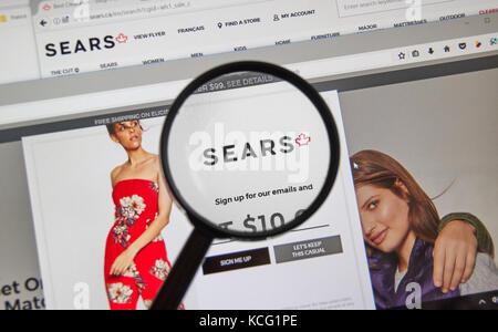 Montréal, Canada - le 2 octobre 2017 : Sears Canada page web sous loupe. Sears Canada est une chaîne de magasins au détail canadien basé à Toronto, on Banque D'Images