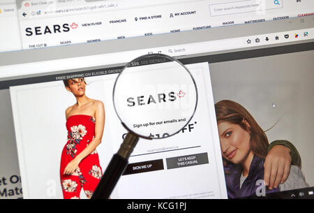 Montréal, Canada - le 2 octobre 2017 : Sears Canada page web sous loupe. Sears Canada est une chaîne de magasins au détail canadien basé à Toronto, on Banque D'Images