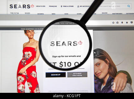 Montréal, Canada - le 2 octobre 2017 : Sears Canada page web sous loupe. Sears Canada est une chaîne de magasins au détail canadien basé à Toronto, on Banque D'Images