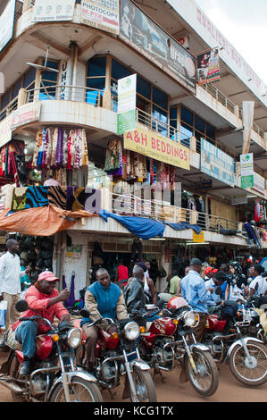 Scène de rue, avec les taxis motos), Kampala, Ouganda Banque D'Images