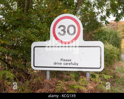 Rectangle village signe avec 30 milles à l'heure limite de vitesse ; Essex ; Angleterre ; uk Banque D'Images