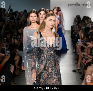 NEW YORK, NY - 06 septembre 2017 : les mannequins marchent sur la piste du défilé Pamella Roland Spring Summer 2018 pendant la Fashion week de New York Banque D'Images