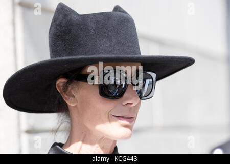 Milan, Italie - 22 septembre 2017 : modèle portant un chapeau noir avec des lunettes noires pendant le défilé armani, photographié dans la rue Banque D'Images