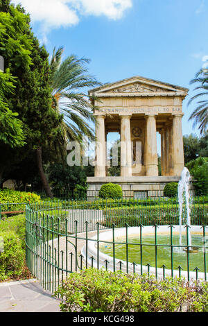 Jardins barrakka inférieur et le monument à Alexander ball à Valletta Banque D'Images