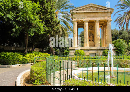 Jardins barrakka inférieur et le monument à Alexander ball à Valletta Banque D'Images