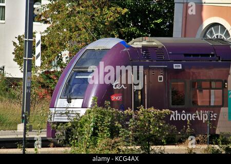 Train régional SNCF, Alstom, entrant dans une gare. Grenoble, Isère, Auvergne Rhône Alpes. Grenoble, FRANCE - 10/04/2017 train régional TER de Banque D'Images