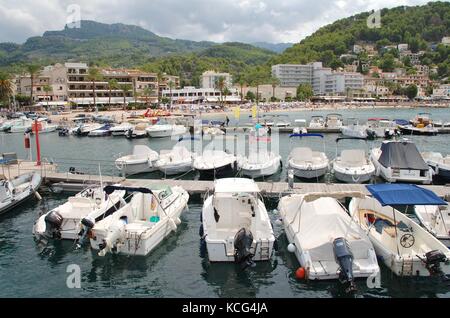 Bateaux amarrés dans le port de Port de Soller sur l'île espagnole de Majorque le 6 septembre 2017. Banque D'Images