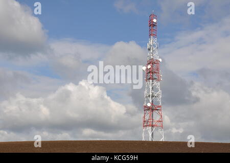 Tour de télécommunication contre ciel nuageux ciel bleu Banque D'Images