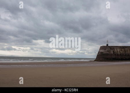 Phare de porthcawl et pier près de Bridgend illustrée de rest bay beach, Pays de Galles, Royaume-Uni, le 22 septembre 2017. Banque D'Images