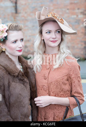 Paire de dames vêtues de vêtements vintage des années 1940. Welshpool 1940's Weekend, octobre 2017 Banque D'Images