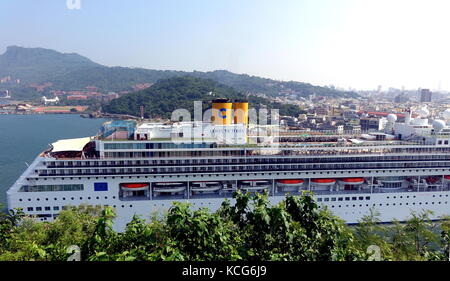 Kaohsiung, Taiwan -- 12 septembre 2017 : le bateau de croisière Costa victoria venant du Japon entre dans le port de Kaohsiung. Banque D'Images