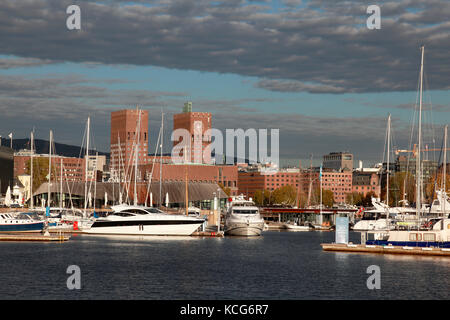 Les tours en brique de l'hôtel de ville d'Oslo et du front de mer de Aker brygge marina à Oslo, Norvège Banque D'Images