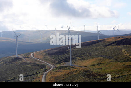 Vue aérienne de éoliennes écossais, à l'ouest de l'A74, au sud ouest de l'Écosse, Royaume-Uni Banque D'Images